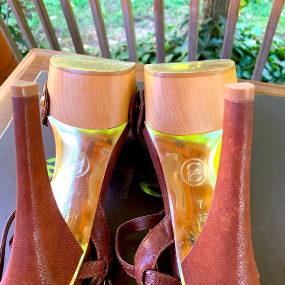 Bebe platform stilettos in rich cognac with gold studs & ankle clasp. In box. - Picture 5 of 8